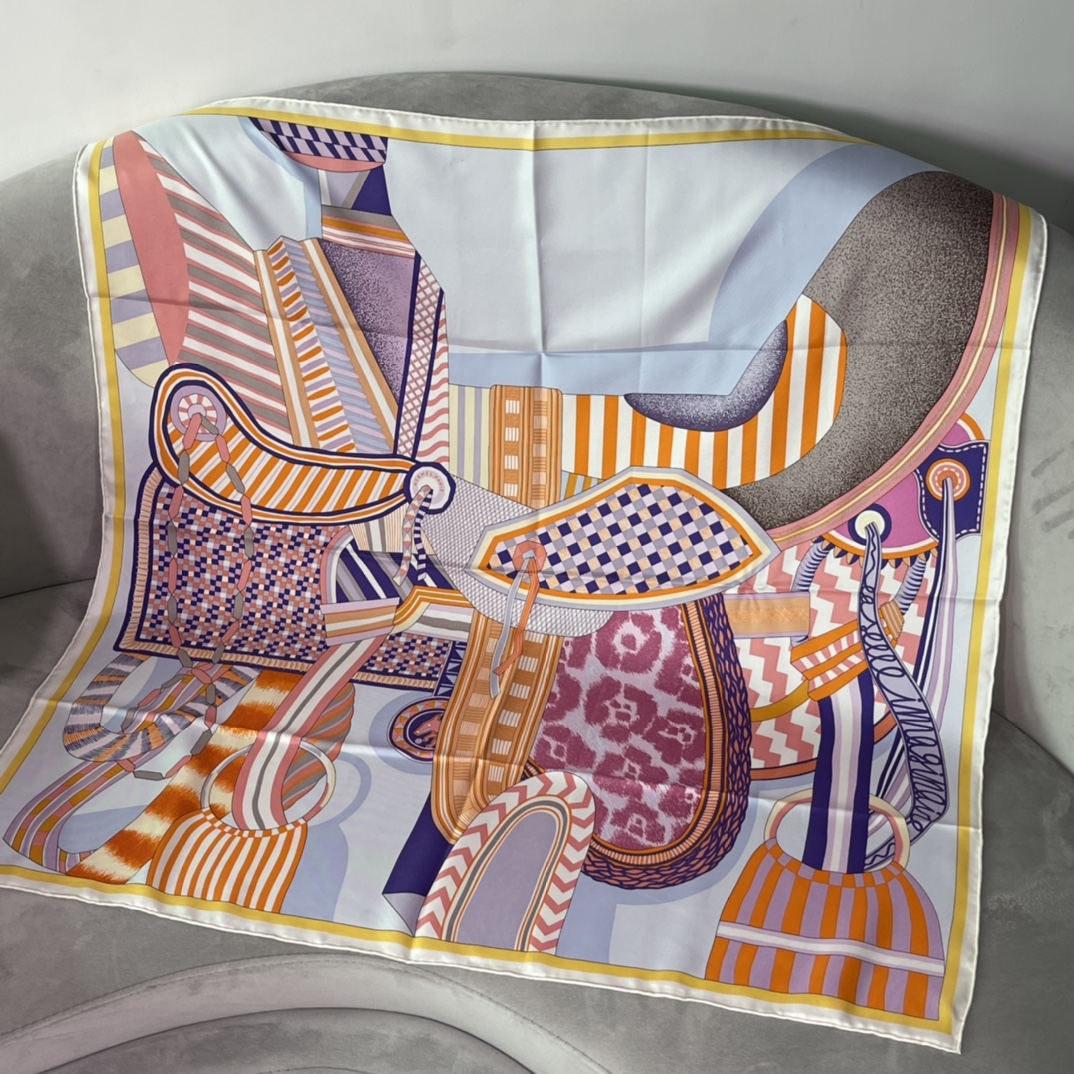 Hermes 新品《幻想中的马鞍》90厘米方巾  手工卷边斜纹真丝方巾（100%桑蚕丝）