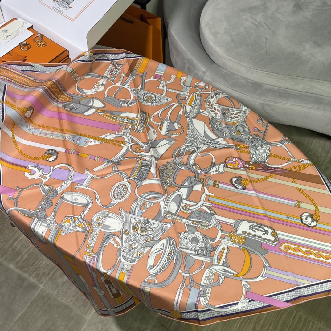 Hermes 新品 2022新款. “马镫竞赛”主题水洗方巾 90*90cm 纯手工包边 100%真丝