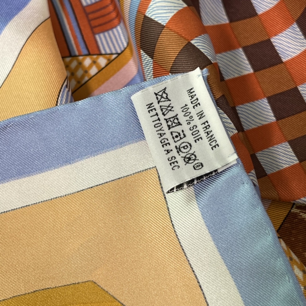 Hermes 新品《幻想中的马鞍》90厘米方巾  手工卷边斜纹真丝方巾（100%桑蚕丝）