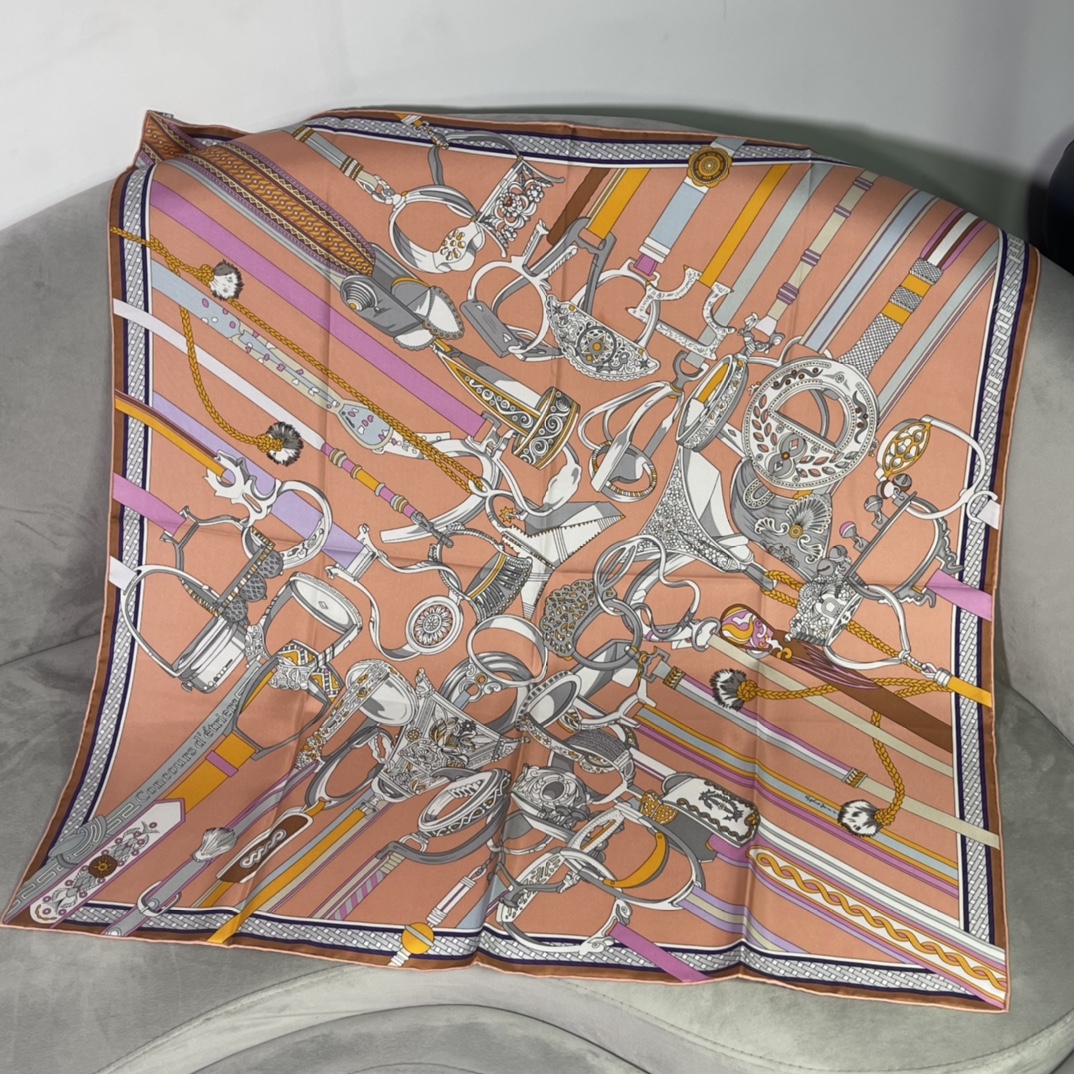 Hermes 新品 2022新款. “马镫竞赛”主题水洗方巾 90*90cm 纯手工包边 100%真丝