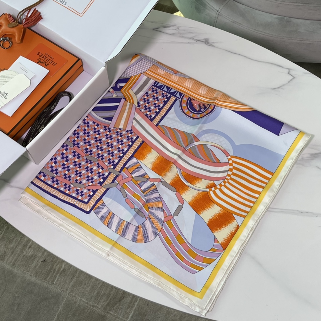 Hermes 新品《幻想中的马鞍》90厘米方巾  手工卷边斜纹真丝方巾（100%桑蚕丝）
