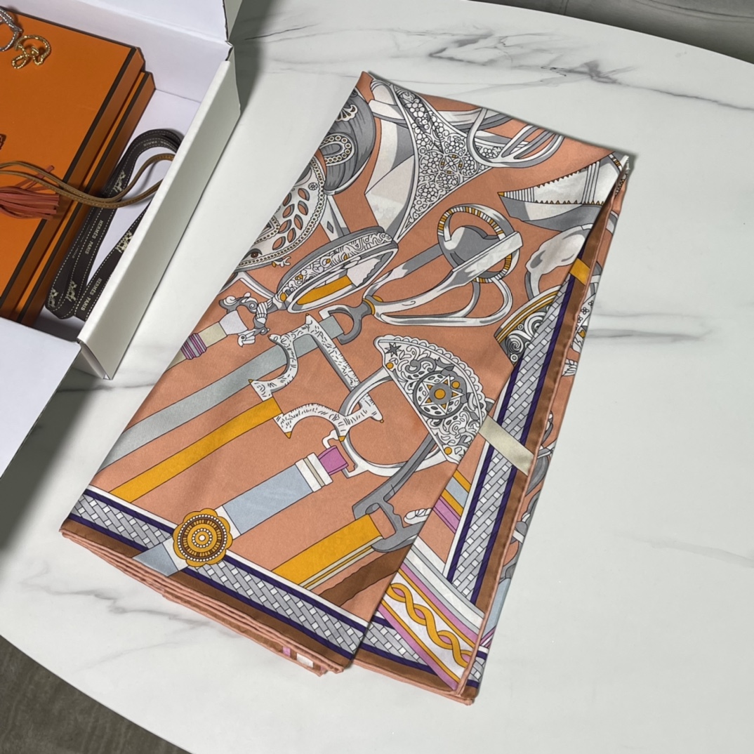 Hermes 新品 2022新款. “马镫竞赛”主题水洗方巾 90*90cm 纯手工包边 100%真丝