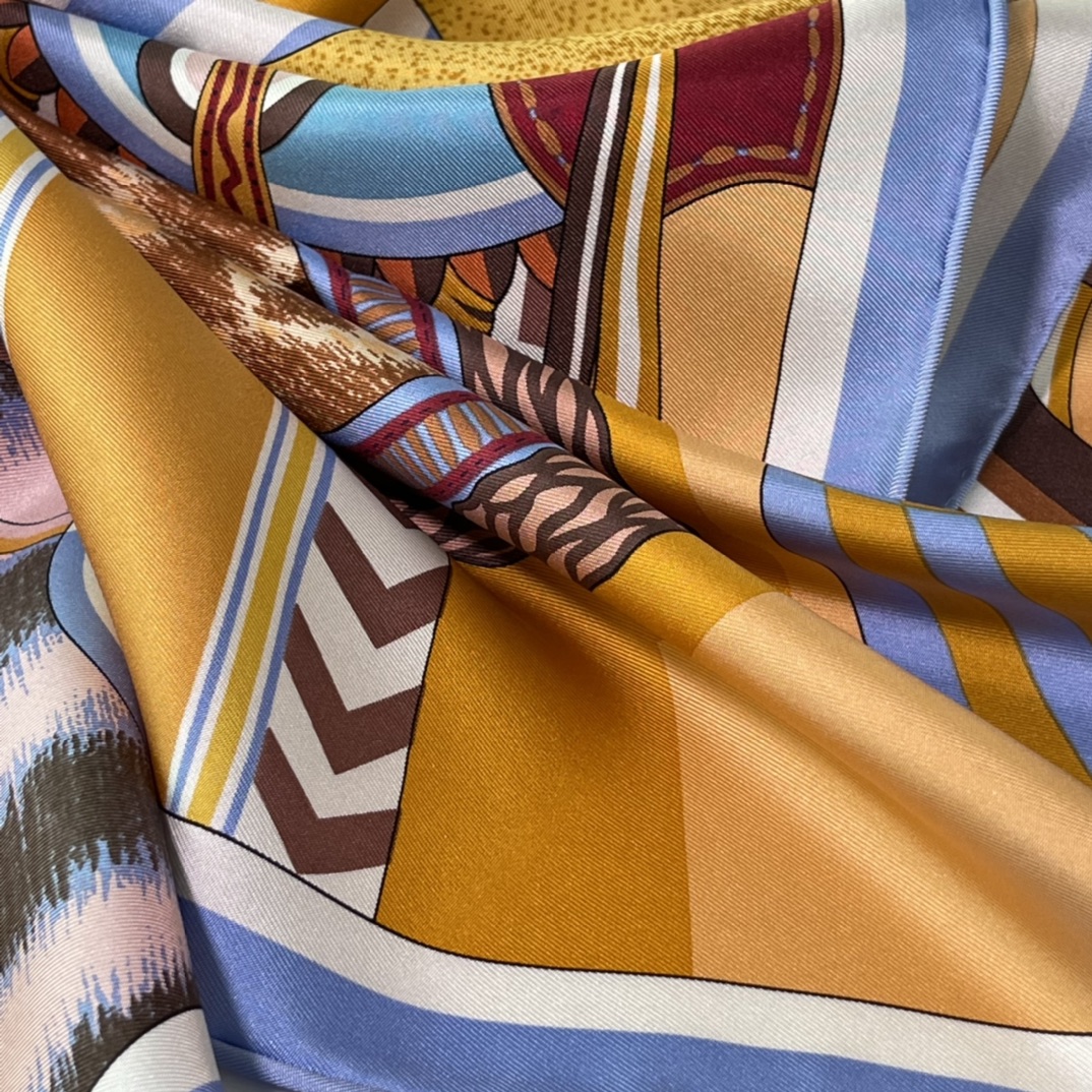 Hermes 新品《幻想中的马鞍》90厘米方巾  手工卷边斜纹真丝方巾（100%桑蚕丝）