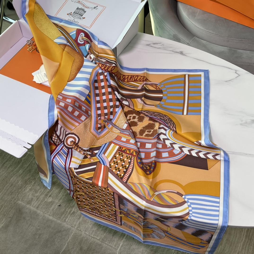 Hermes 新品《幻想中的马鞍》90厘米方巾  手工卷边斜纹真丝方巾（100%桑蚕丝）