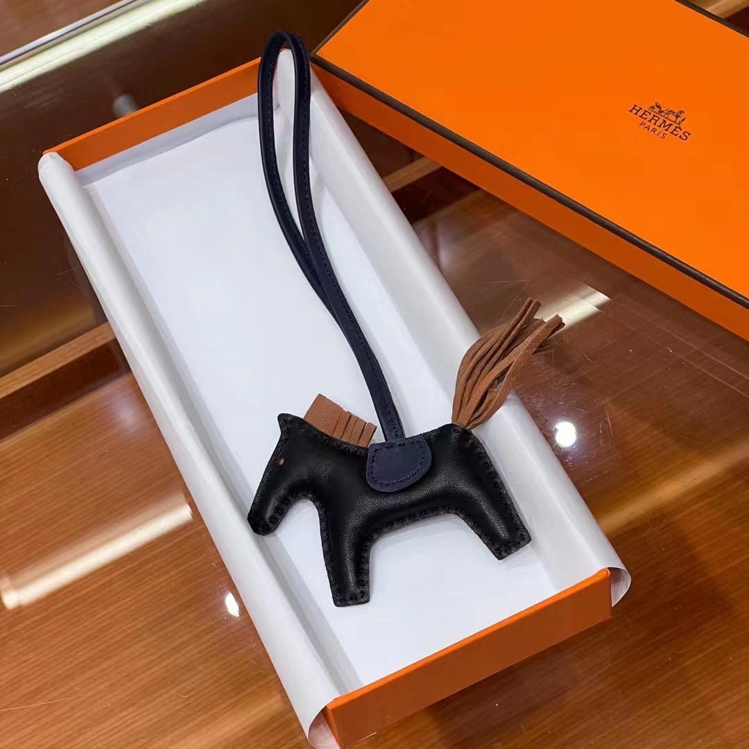 HERMES 爱马仕 【现货】 小马挂件 CC89 Nior 经典黑 CK37 金棕  N7 Bleu Tempete风暴蓝 现货 进口蜜蜡线 全手工制作