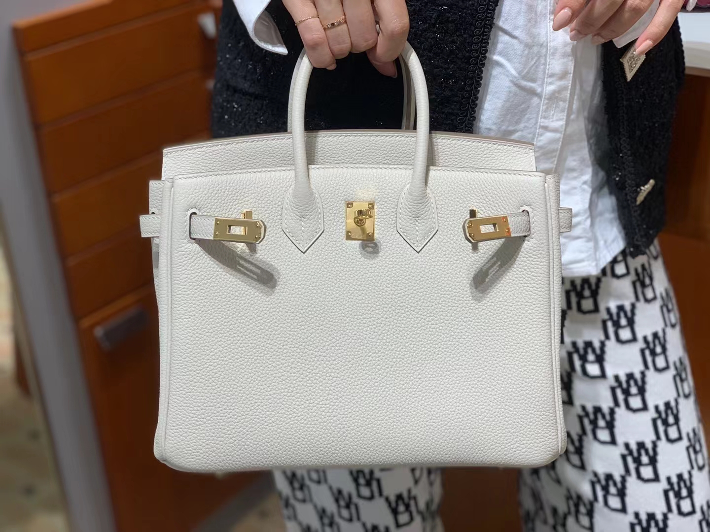HERMES 爱马仕 【现货】 Birkin 25CM Craie 10 奶昔白 Togo 现货 进口蜜蜡线 全手工制作