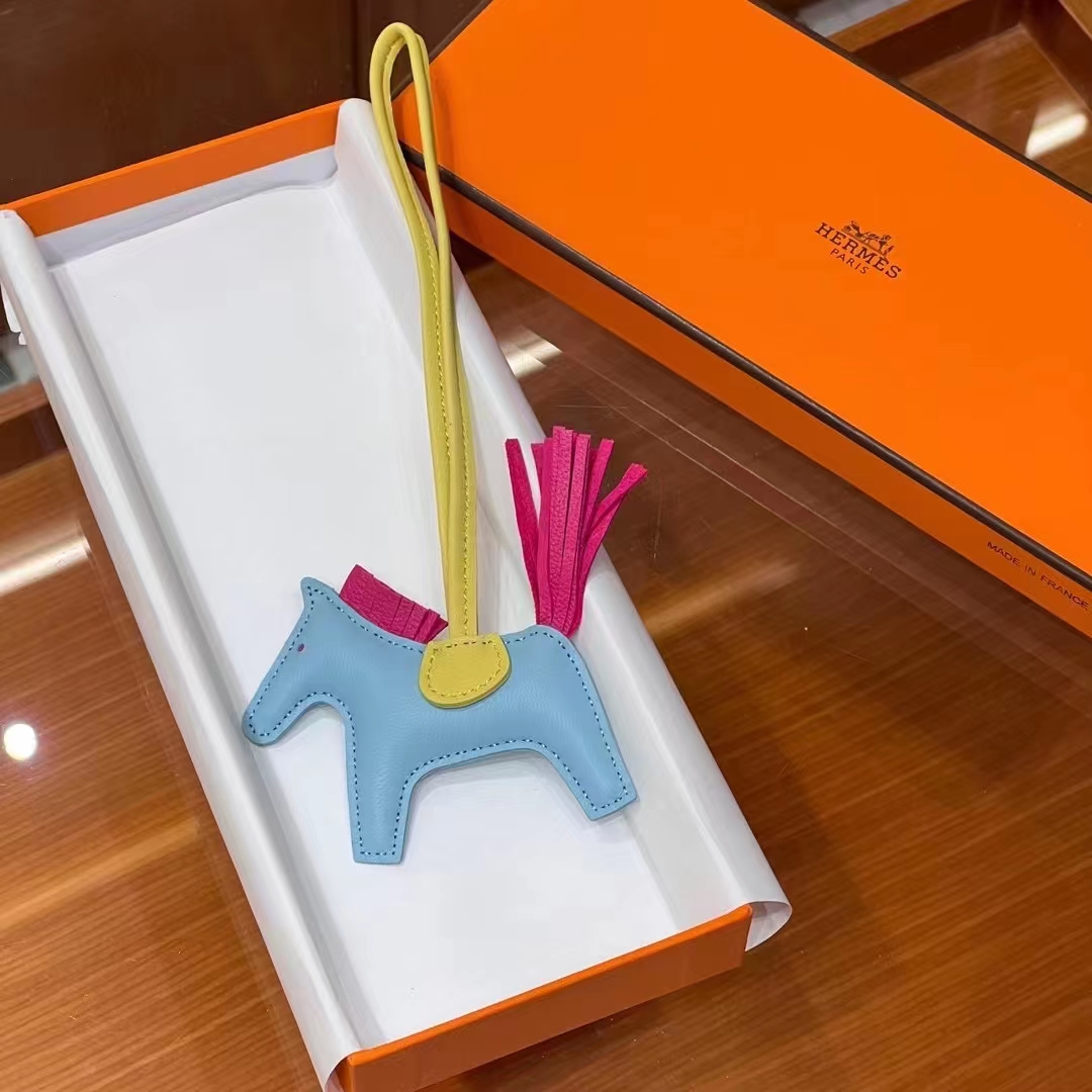 HERMES 爱马仕 【现货】 小马挂件 5J 桃粉色 1Z小鸡黄 3P 马卡龙现货 进口蜜蜡线 全手工制作