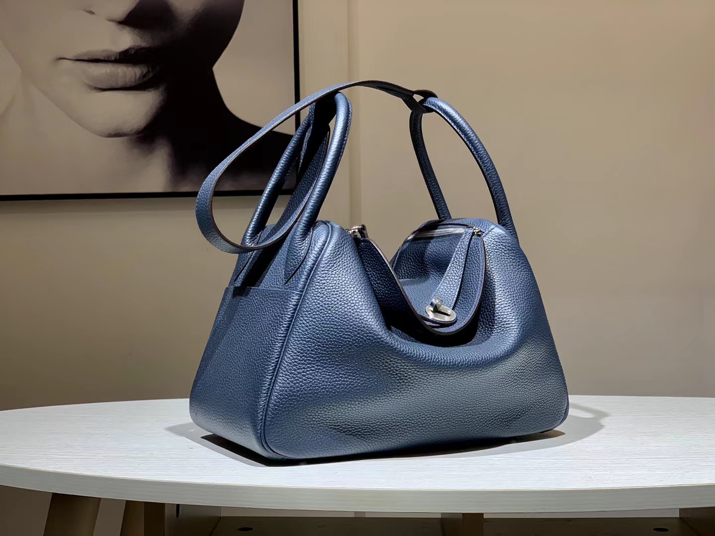 HERMES 爱马仕 Mini Lindy 20cm 73 Blue Saphir宝石蓝 进口蜜蜡线 全手工制作