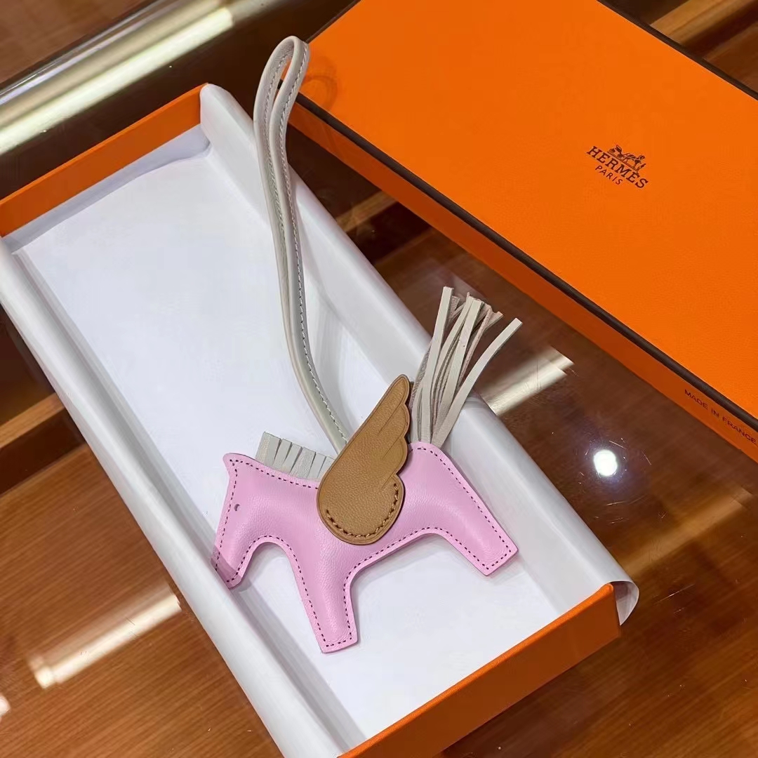 HERMES 爱马仕 【现货】 小马挂件 10 Craie粉笔白 3Q 奶昔粉 CK37 金棕色 现货 进口蜜蜡线 全手工制作