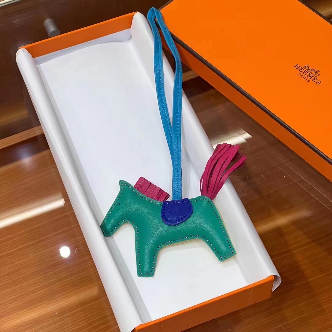 HERMES 爱马仕 【现货】 小马挂件 6Q Vert Emeraude宝石绿 5J 桃粉色 P3 北方蓝 现货 进口蜜蜡线 全手工制作