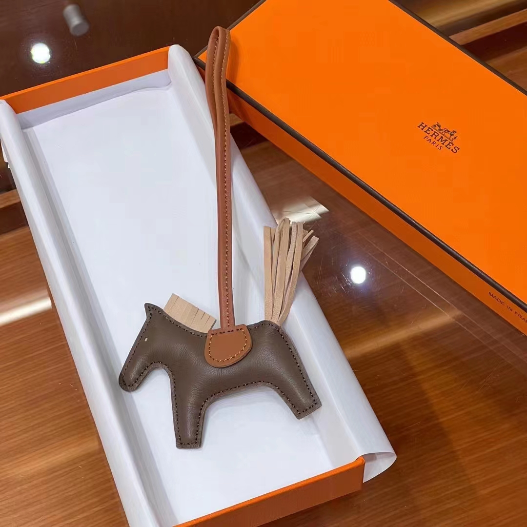 HERMES 爱马仕 【现货】 小马挂件 灰褐色 16 P8 Kaki 卡其色 CK37 金棕色 现货 进口蜜蜡线 全手工制作