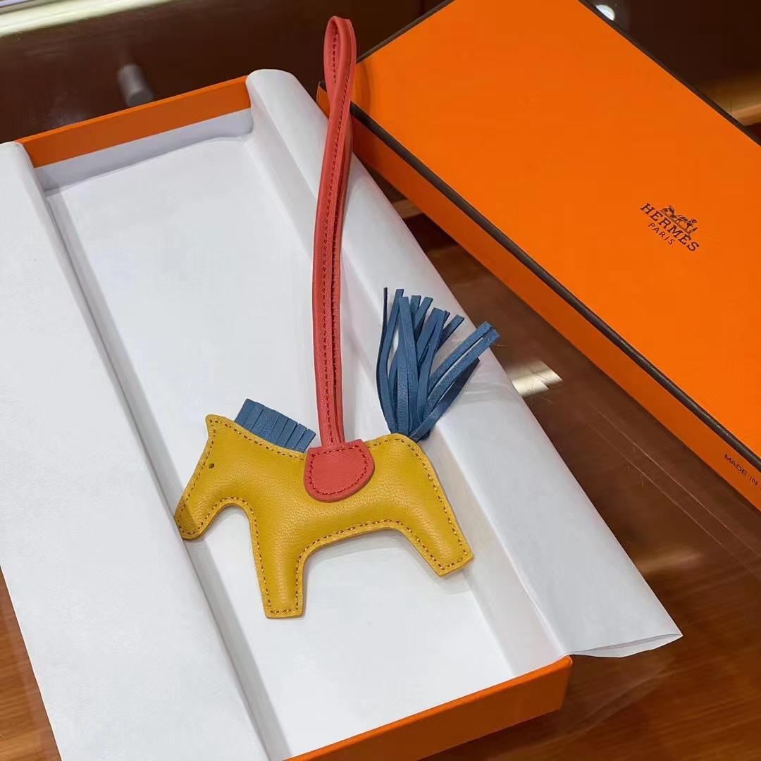 HERMES 爱马仕 【现货】 小马挂件 芥末黄 9U 石榴红 K1 牛仔蓝 75 现货 进口蜜蜡线 全手工制作