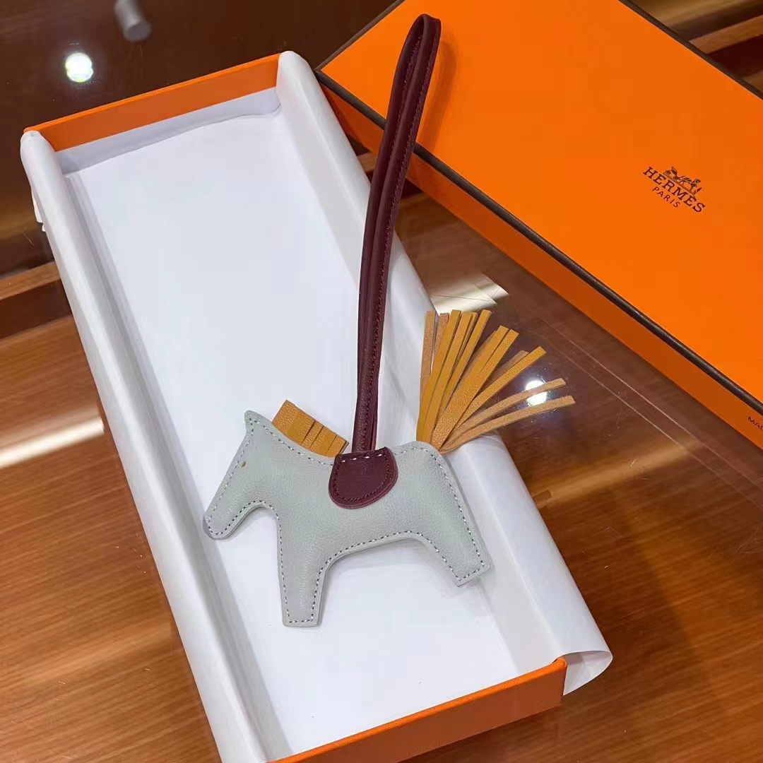 HERMES 爱马仕 【现货】 小马挂件 80 Gris Perle 珍珠灰 B5 Rubis宝石红 9D 琥珀黄 现货 进口蜜蜡线 全手工制作