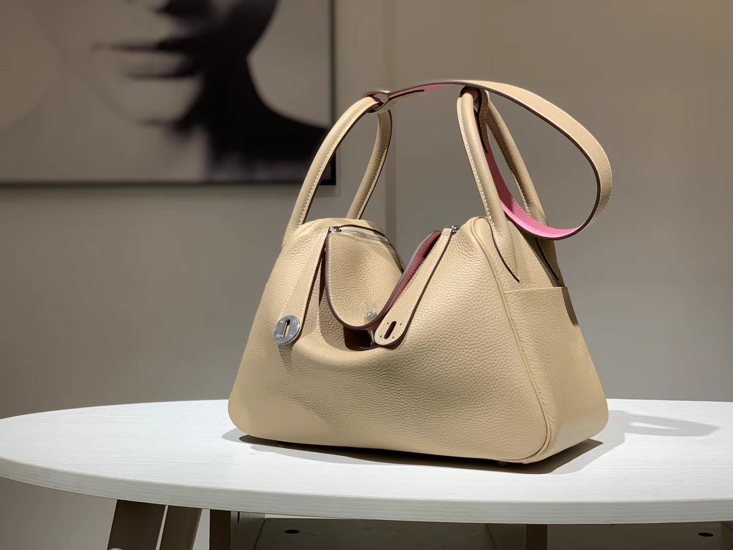 HERMES 爱马仕   Mini Lindy 20cm P8 Kaki 卡其色 3Q 奶昔粉 进口蜜蜡线 全手工制作