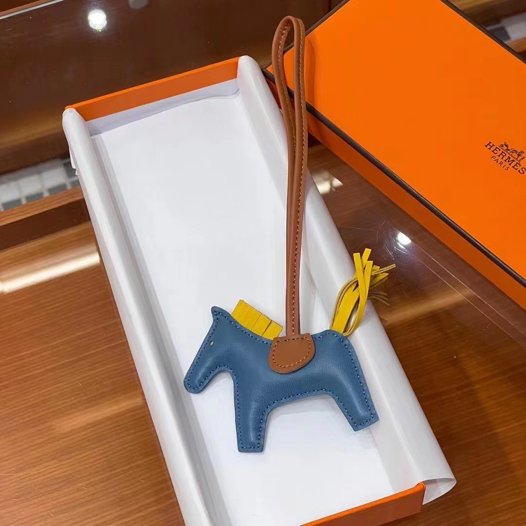 HERMES 爱马仕 【现货】 小马挂件 牛仔蓝 75 9D 琥珀黄 CK37 金棕 现货 进口蜜蜡线 全手工制作
