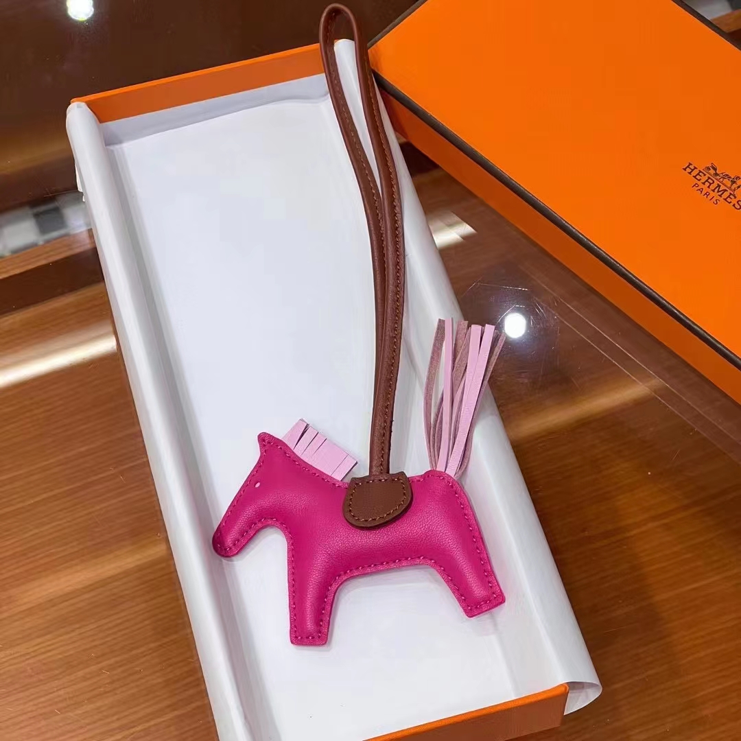 HERMES 爱马仕 【现货】 小马挂件 5J Fuchsia 桃粉 3Q 奶昔粉 CK37 金棕色 现货 进口蜜蜡线 全手工制作