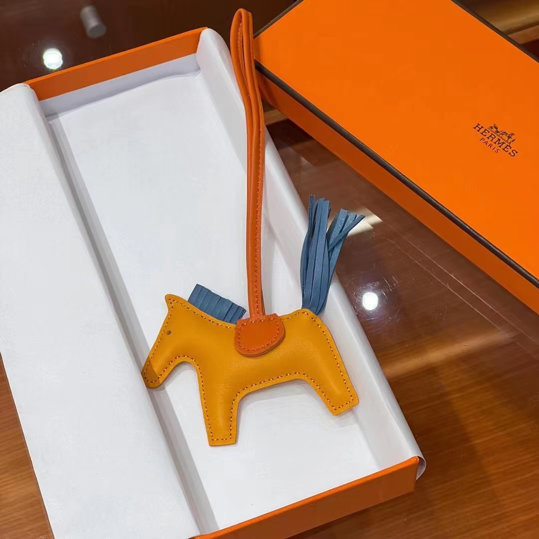 HERMES 爱马仕 【现货】 小马挂件 9D 琥珀黄 93 Orange 经典橙色 75 Blue Jean牛仔蓝 现货 进口蜜蜡线 全手工制作