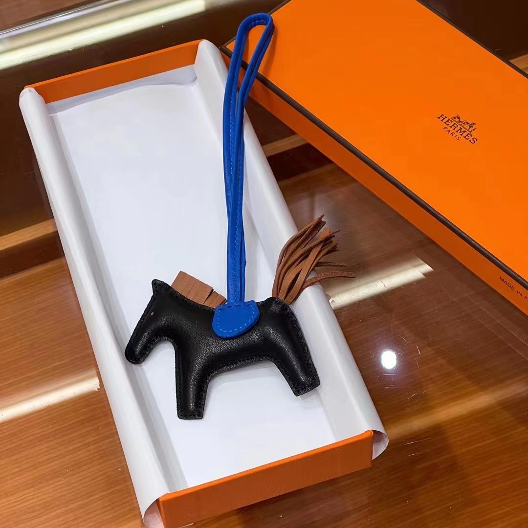 HERMES 爱马仕 【现货】 小马挂件 CC89 Nior 经典黑 CK37 金棕 7T Bleu electrique电光蓝 现货 进口蜜蜡线 全手工制作