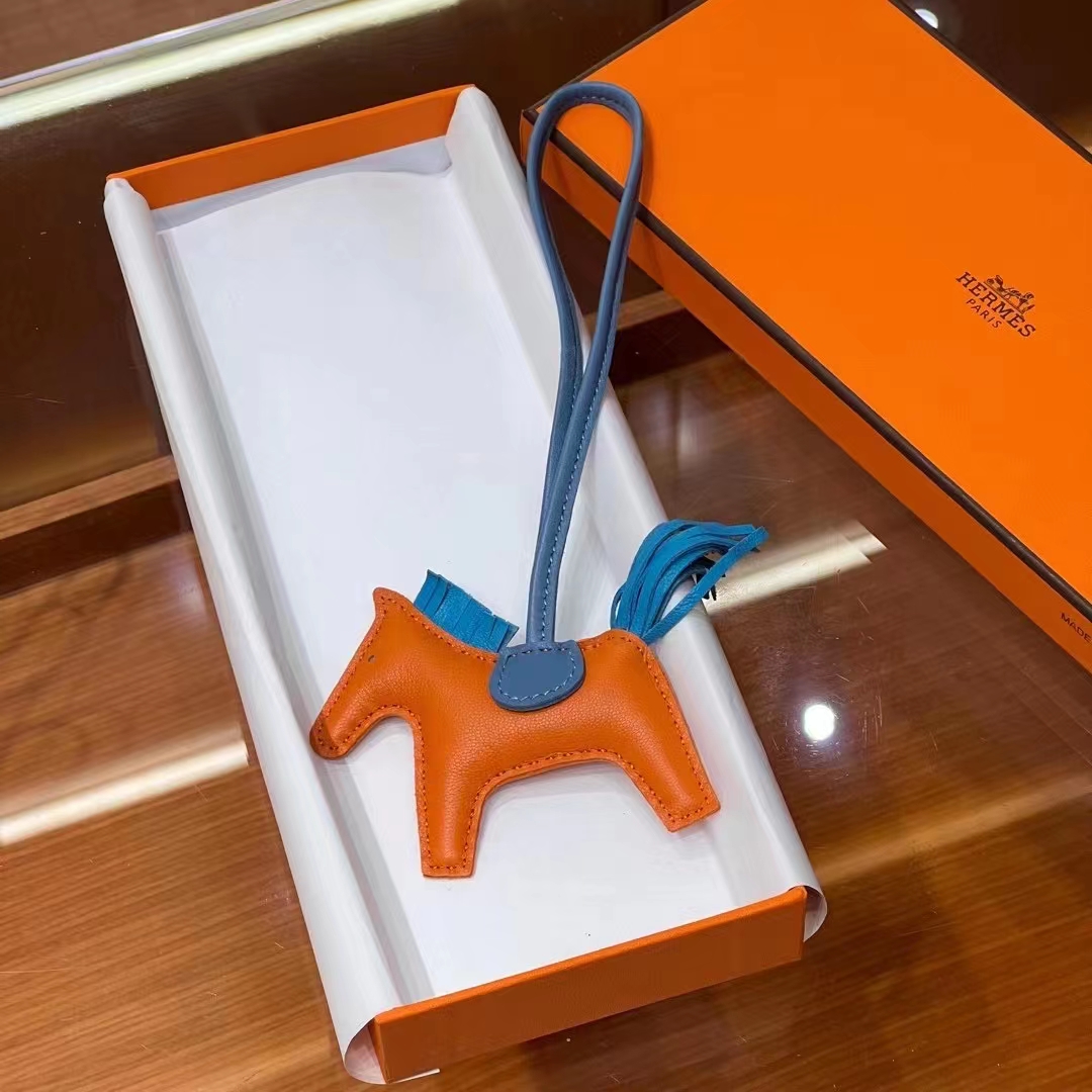 HERMES 爱马仕 【现货】 小马挂件 93 Orange 经典橙 P3 北方蓝 75 牛仔蓝 现货 进口蜜蜡线 全手工制作