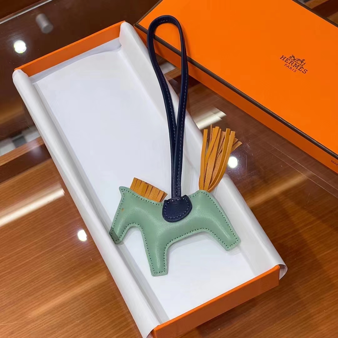 HERMES 爱马仕 【现货】 小马挂件 i3 牛油果绿 N7 Bleu Tempete风暴蓝 9U Moutarde 芥末黄 现货 进口蜜蜡线 全手工制作