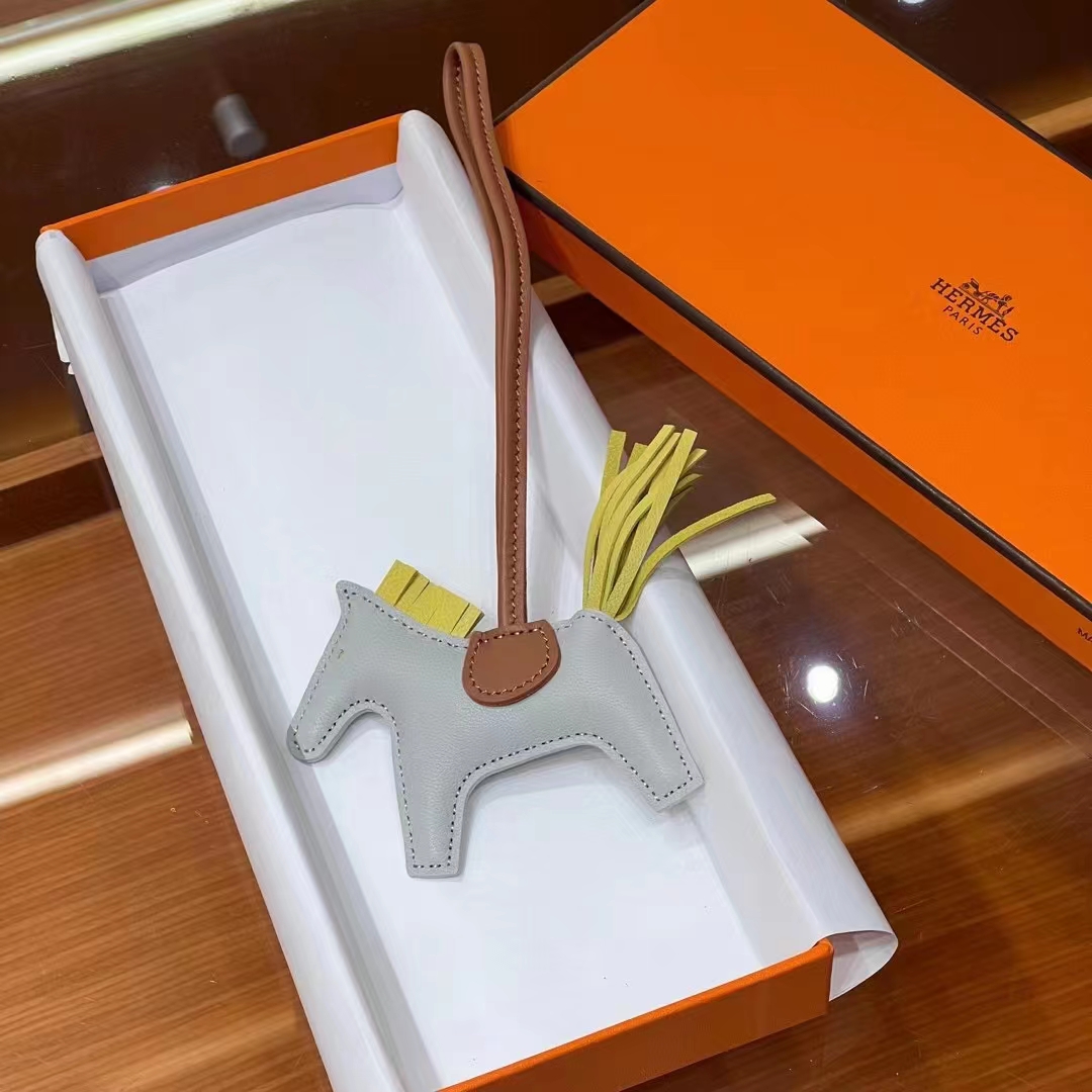 HERMES 爱马仕 【现货】 小马挂件 80 Gris Perle 珍珠灰 1Z Jaune Poussin小鸡黄 CK37 金棕色 BOX 现货 进口蜜蜡线 全手工制作