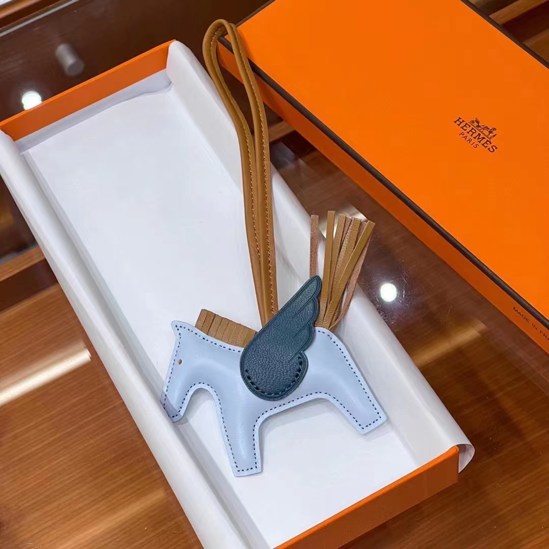 HERMES 爱马仕 【现货】 小马挂件 3P 马卡龙 CK37 金棕  6Q Vert Emeraude宝石绿 现货 进口蜜蜡线 全手工制作