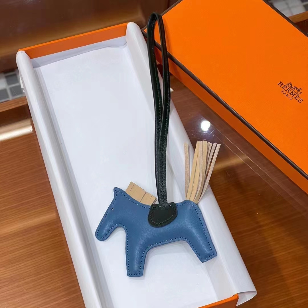 HERMES 爱马仕 【现货】 小马挂件 牛仔蓝 75 P8 Kaki 卡其色 CC89 Nior 经典黑 经典橙色 现货 进口蜜蜡线 全手工制作