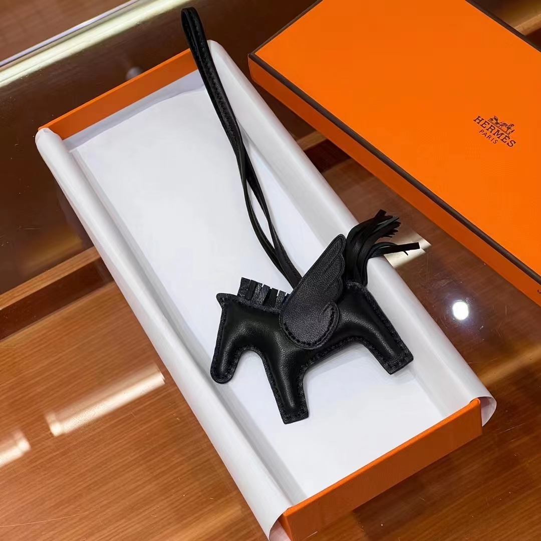 HERMES 爱马仕 【现货】 小马挂件 CC89 Nior 经典黑 现货 进口蜜蜡线 全手工制作