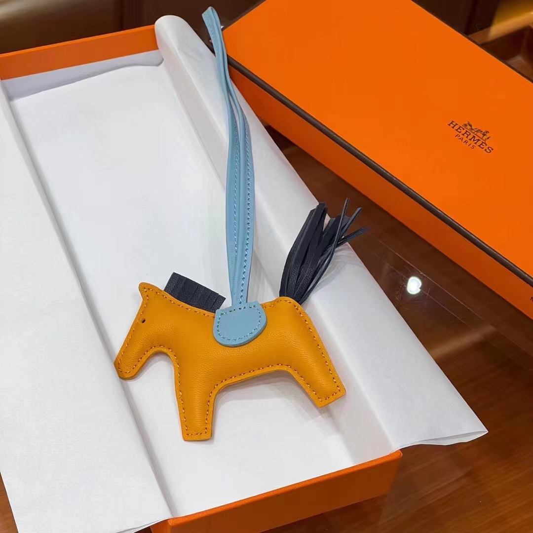 HERMES 爱马仕 【现货】 小马挂件 芥末黄 9U 黑暗蓝 K7 3P 马卡龙 现货 进口蜜蜡线 全手工制作