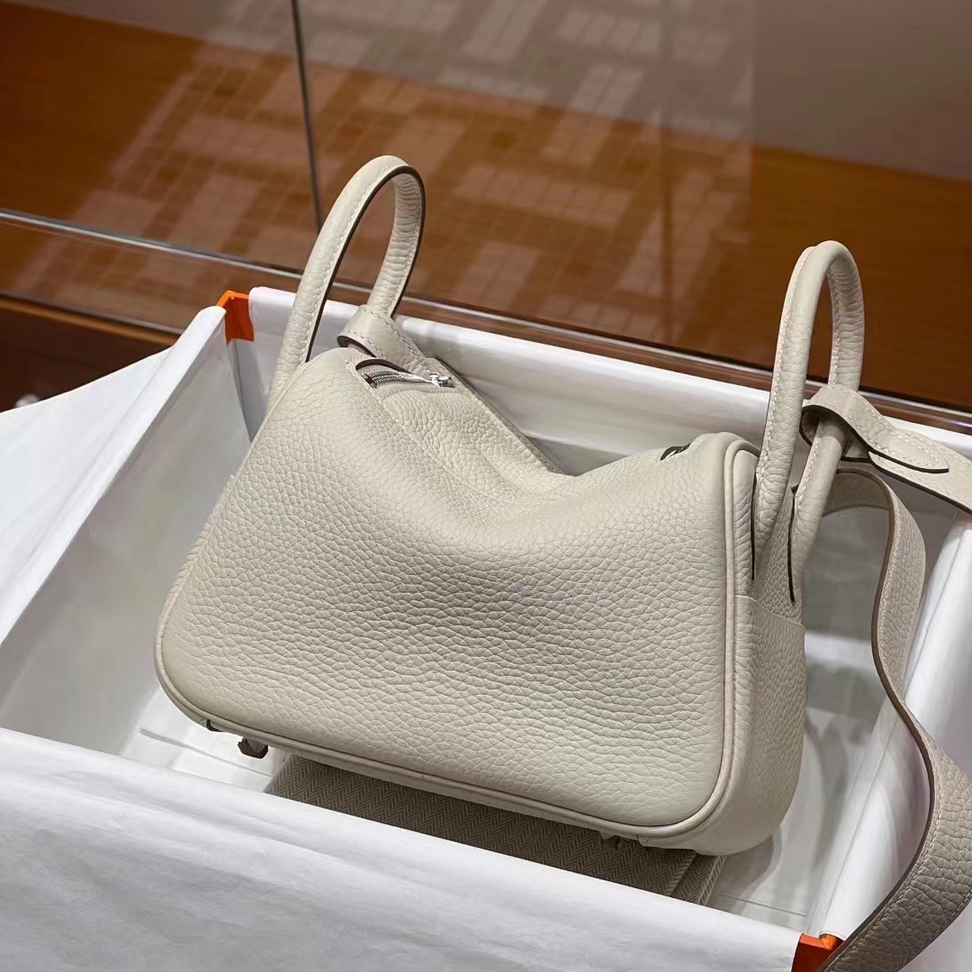 HERMES 爱马仕 【现货】 Mini Lindy 20cm TOGO 10 Craie粉笔白 现货 进口蜜蜡线 全手工制作 Birkinmm 铂金女王