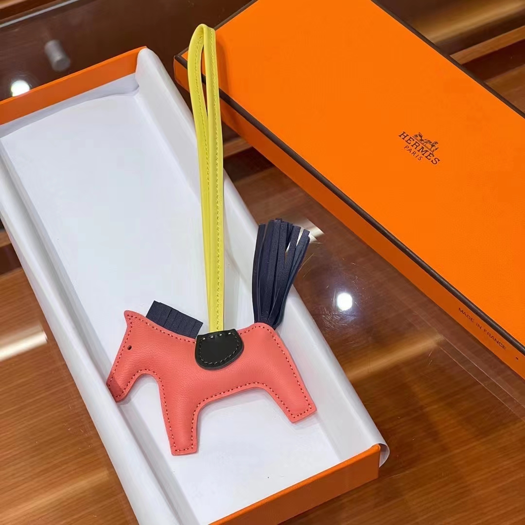 HERMES 爱马仕 【现货】 小马挂件 T5 Rose Jeipur斋普尔粉 2Z Bieu Nult午夜蓝 9N Citron 柠檬黄 现货 进口蜜蜡线 全手工制作