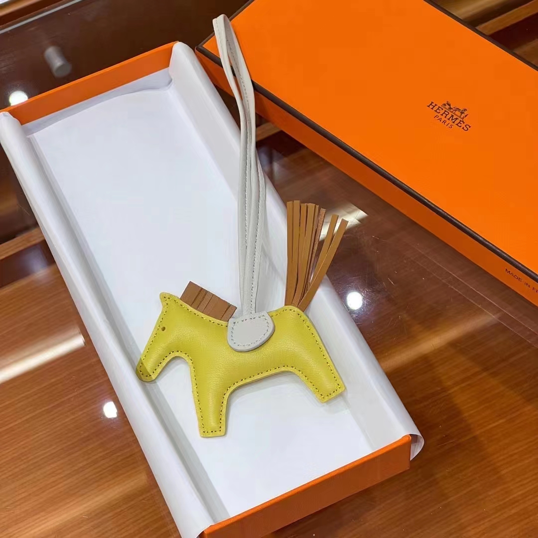 HERMES 爱马仕 【现货】 小马挂件 CK37 金棕 9N Citron 柠檬黄 10 Craie粉笔白 现货 进口蜜蜡线 全手工制作