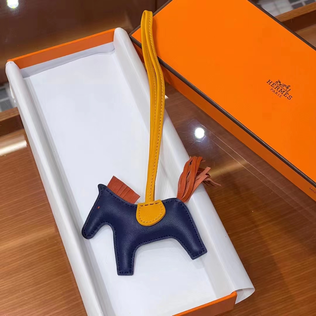 HERMES 爱马仕 【现货】 小马挂件 73 Blue Saphir宝石蓝 9D 琥珀黄 9T Capucine 橙红色 现货 进口蜜蜡线 全手工制作