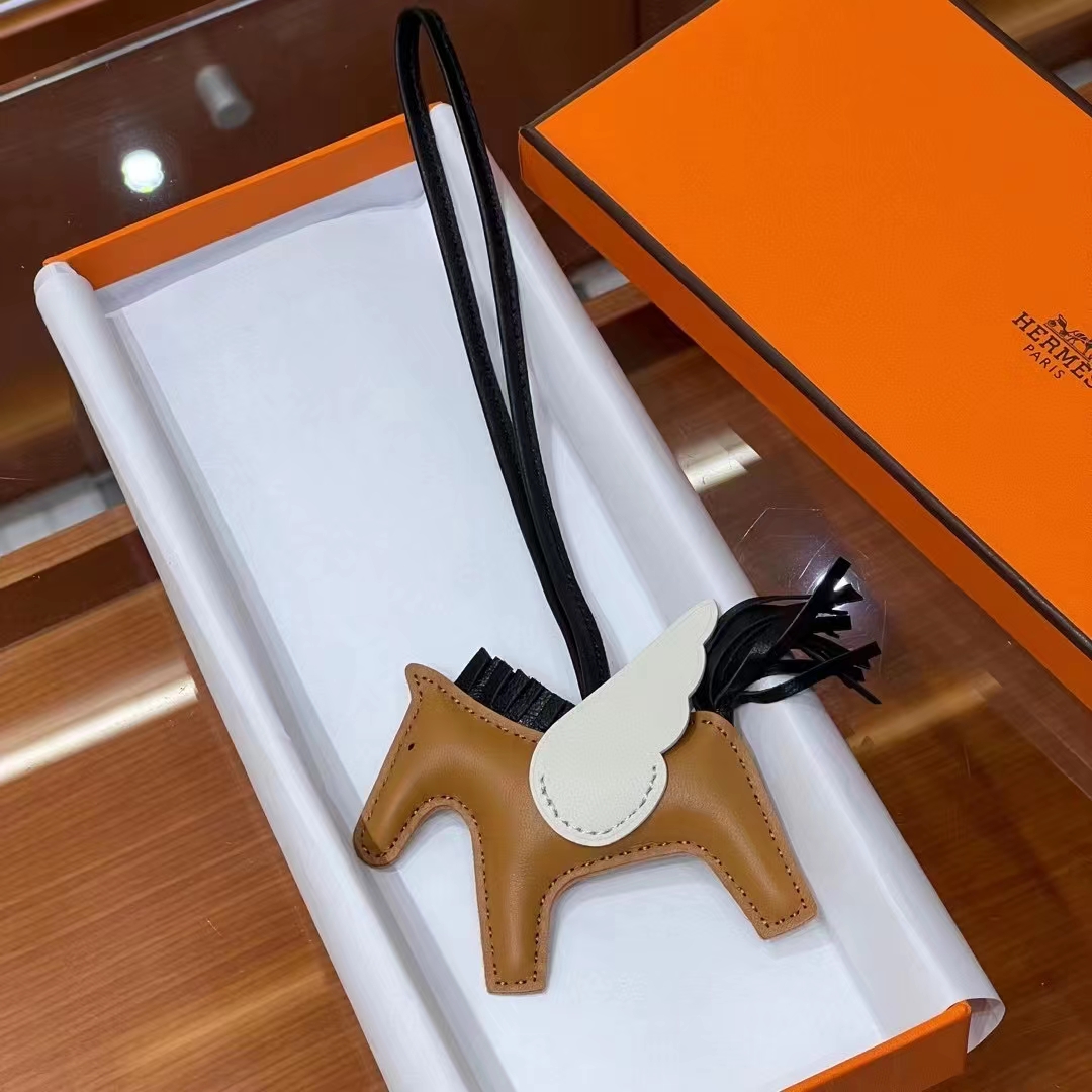 HERMES 爱马仕 【现货】 小马挂件 CC89 Nior 经典黑 CK37 金棕色 10 Craie粉笔白 现货 进口蜜蜡线 全手工制作