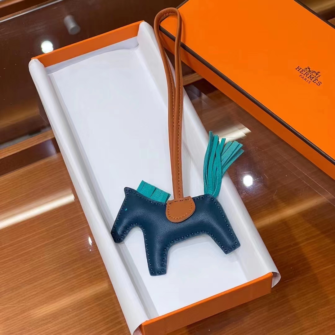 HERMES 爱马仕 【现货】 小马挂件 CK37 金棕 6Q Vert Emeraude宝石绿 Z6 Malachite孔雀绿 现货 进口蜜蜡线 全手工制作