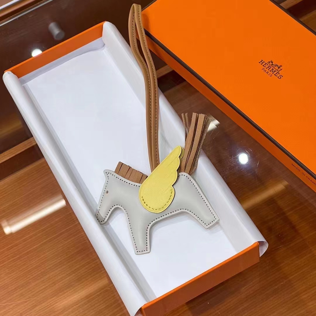 HERMES 爱马仕 【现货】 小马挂件 80 Gris Perle 珍珠灰 CK37 金棕 9N 柠檬黄 现货 进口蜜蜡线 全手工制作