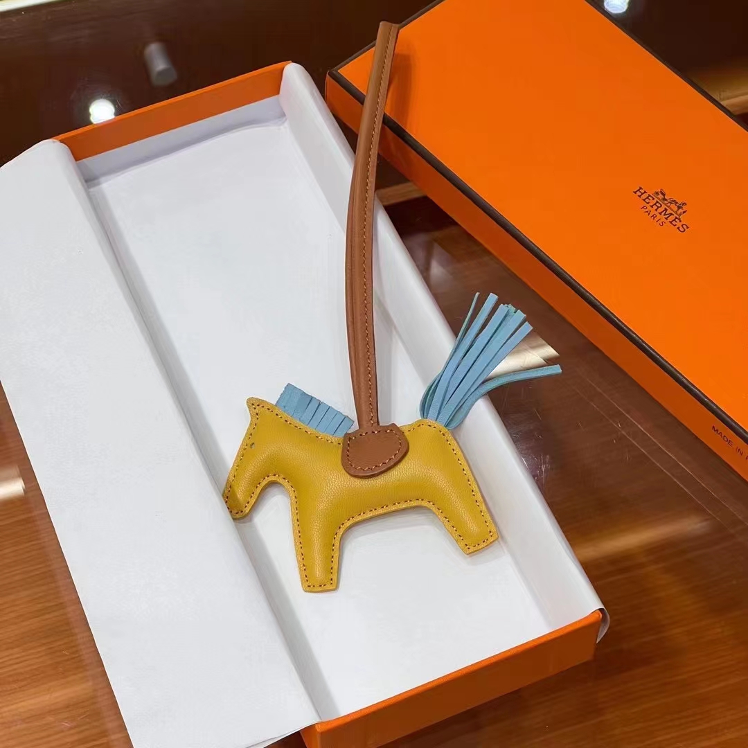 HERMES 爱马仕 【现货】 小马挂件 芥末黄 9U P3 北方蓝 CK37 金棕色 现货 进口蜜蜡线 全手工制作