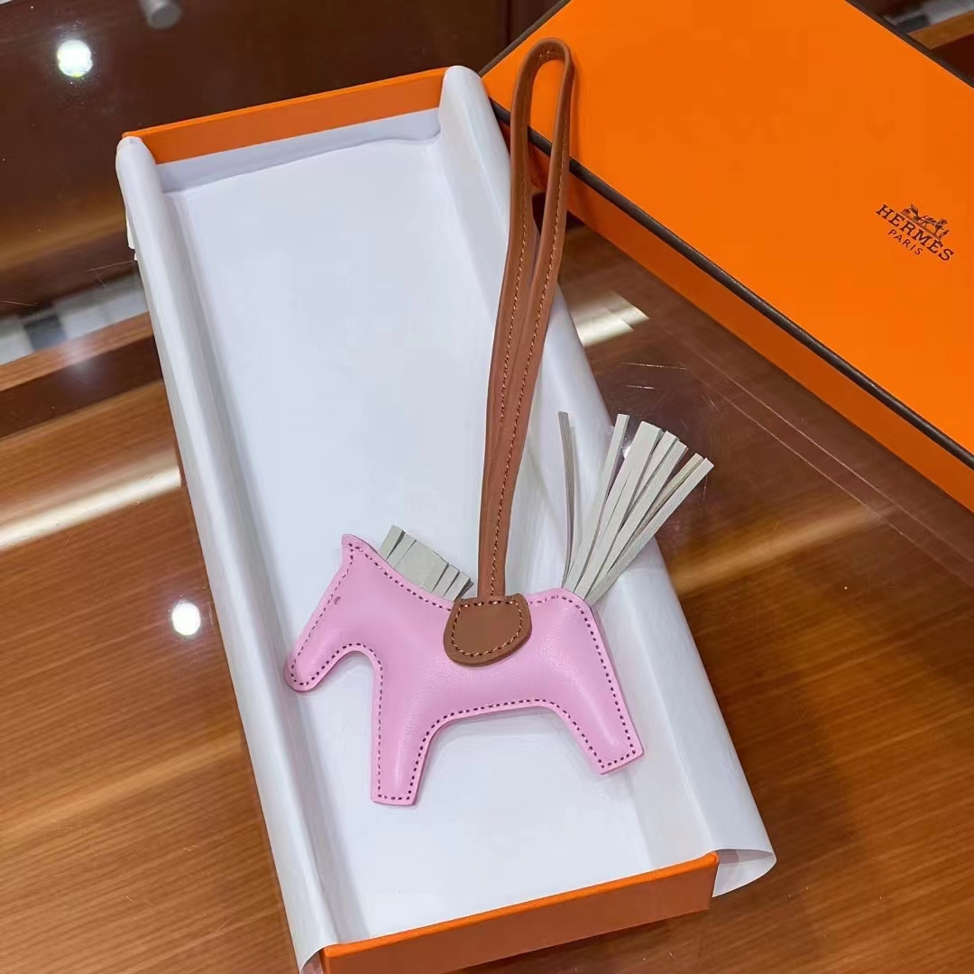 HERMES 爱马仕 【现货】 小马挂件 3Q 奶昔粉 Craie 10 奶昔白 CK37 金棕色 现货 进口蜜蜡线 全手工制作