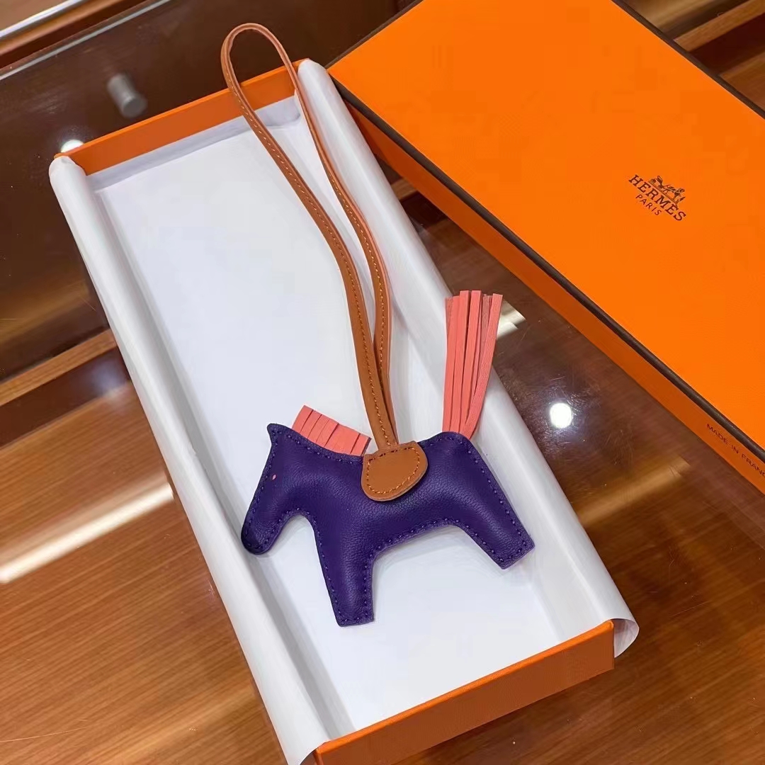 HERMES 爱马仕 【现货】 小马挂件CK37 金棕 59 Raisin葡萄紫 T5 Rose Jeipur斋普尔粉 现货 进口蜜蜡线 全手工制作