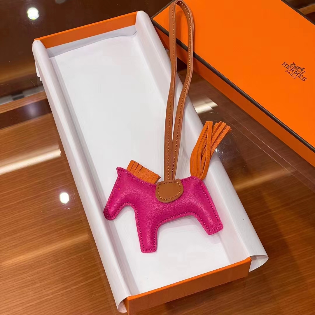 HERMES 爱马仕 【现货】 小马挂件 5J Fuchsia 桃粉 93 Orange 经典橙 CK37 金棕色 现货 进口蜜蜡线 全手工制作