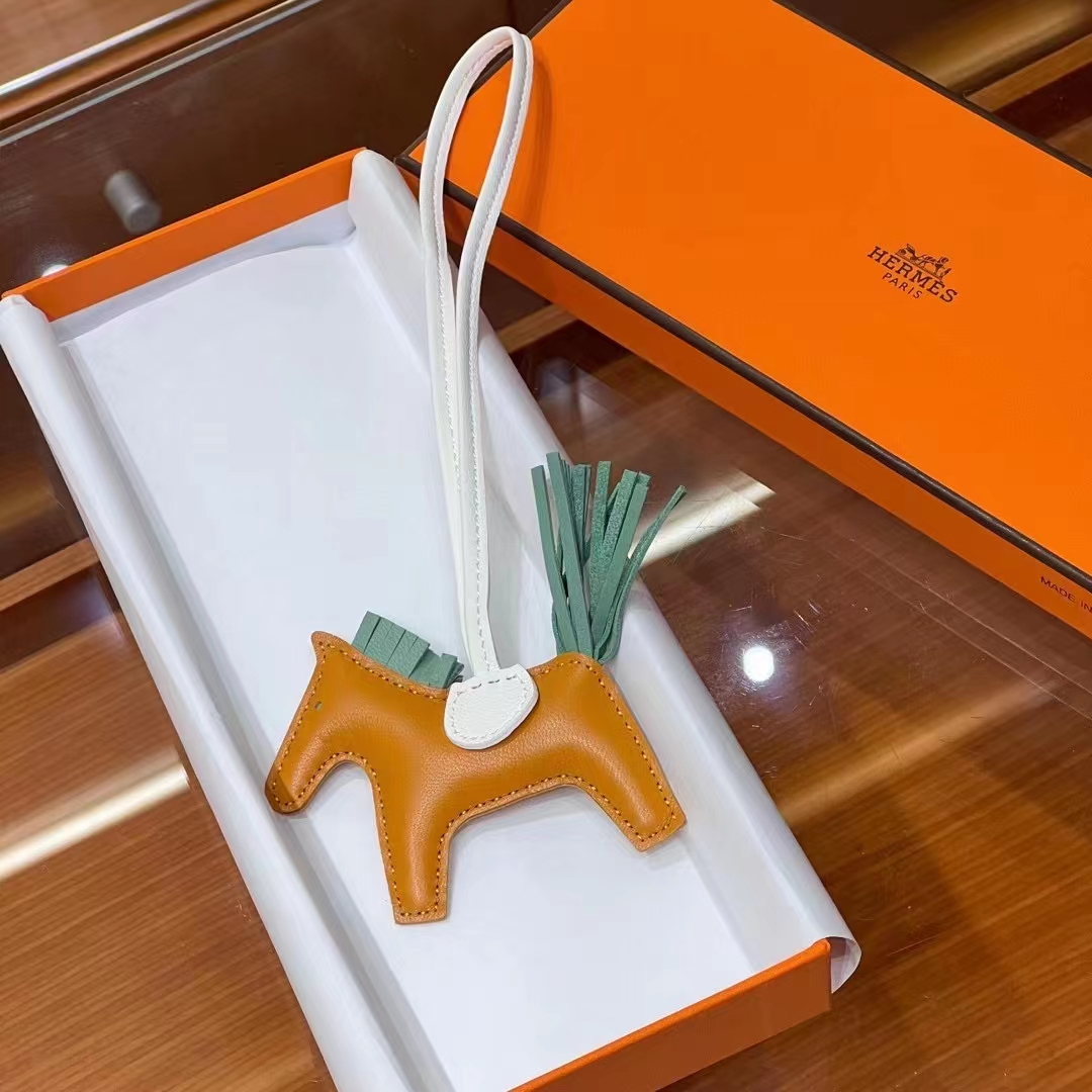 HERMES 爱马仕 【现货】 小马挂件 10 Craie粉笔白 9U Moutarde 芥末黄 6W Menthe薄荷绿 现货 进口蜜蜡线 全手工制作