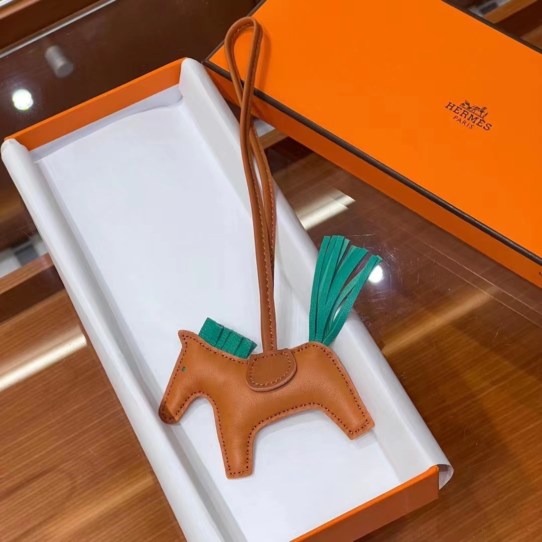 HERMES 爱马仕 【现货】 小马挂件 CK37 金棕  6Q Vert Emeraude宝石绿 现货 进口蜜蜡线 全手工制作
