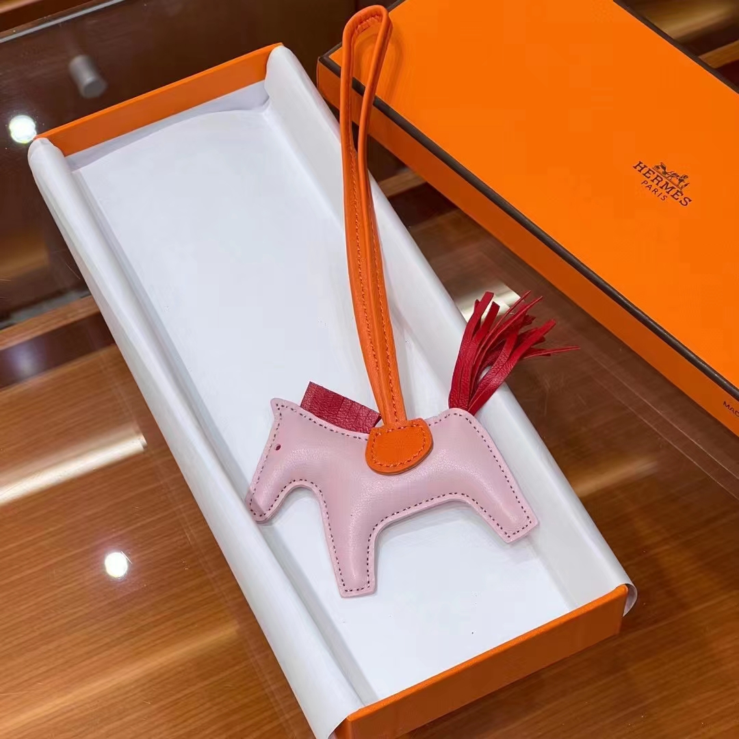 HERMES 爱马仕 【现货】 小马挂件 3Q 奶昔粉 93 Orange 经典橙色 S5 Rouge Tomate番茄红 现货 进口蜜蜡线 全手工制作