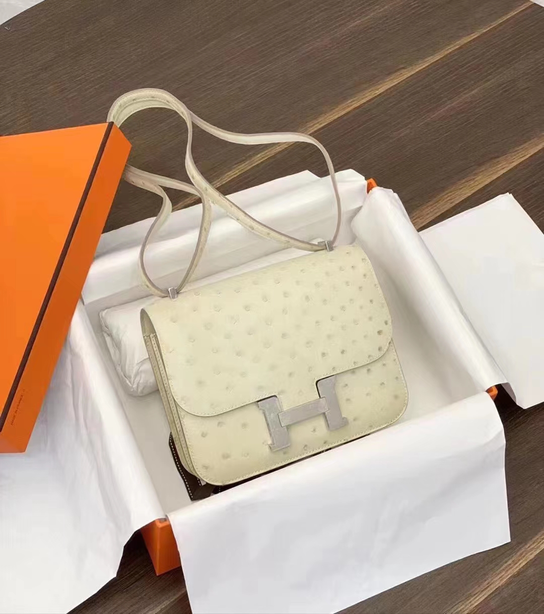 HERMES 爱马仕 HERMES  空姐包 Constance 19cm Ostrich 鸵鸟皮 Craie 10 奶昔白 进口蜜蜡线 全手工制作