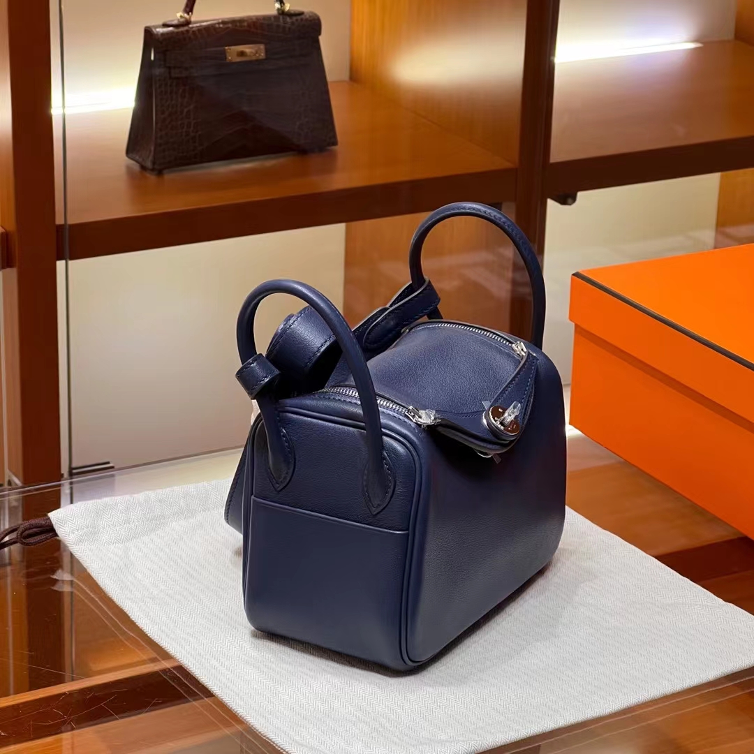 HERMES 爱马仕 【现货】 Mini Lindy 20cm 73 Blue Saphir宝石蓝 Swift 现货 进口蜜蜡线 全手工制作