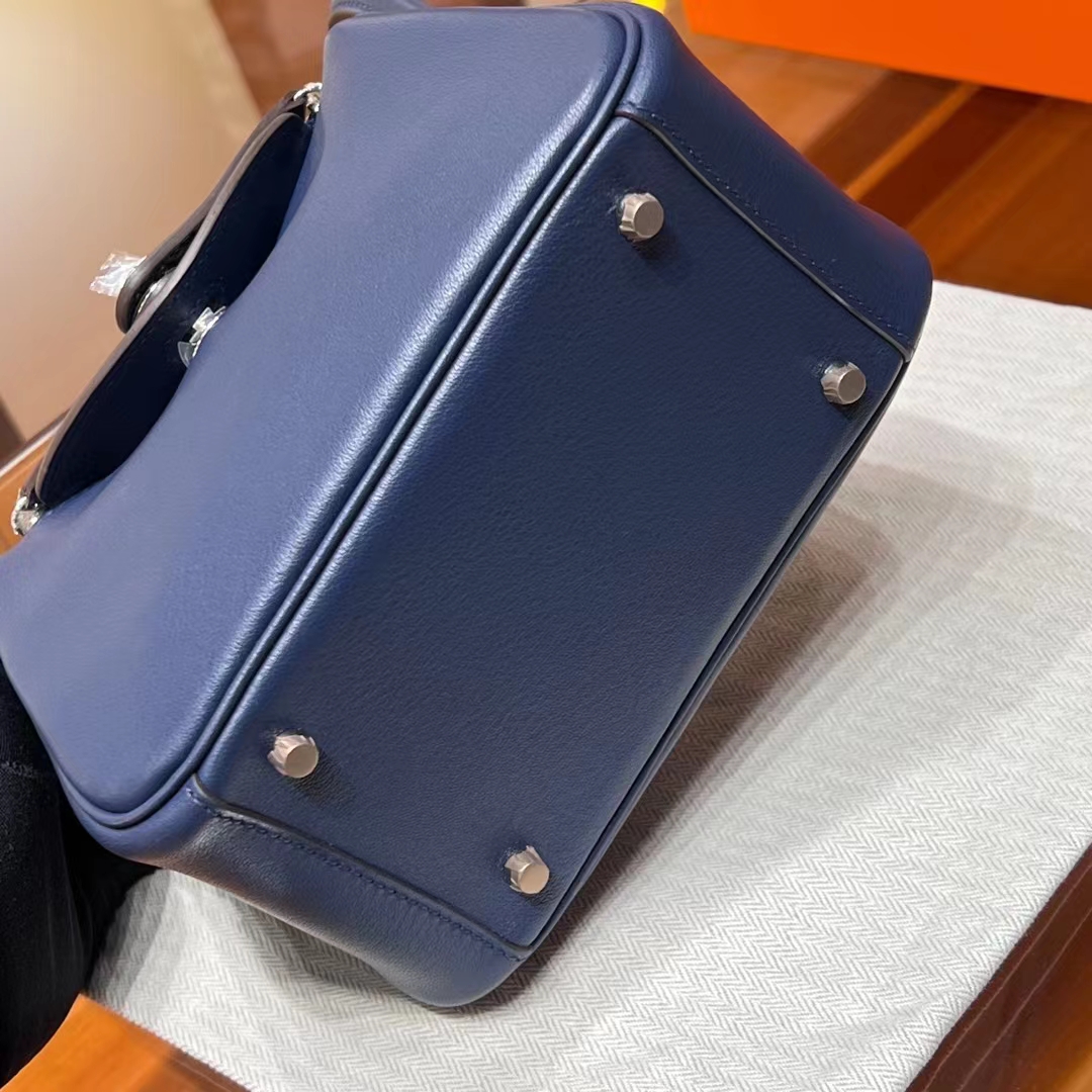 HERMES 爱马仕 【现货】 Mini Lindy 20cm 73 Blue Saphir宝石蓝 Swift 现货 进口蜜蜡线 全手工制作