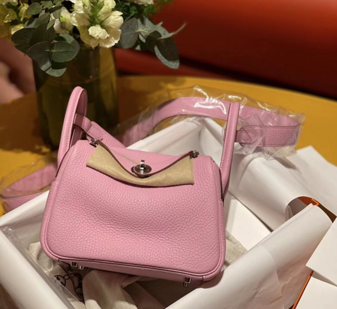 HERMES 爱马仕 【现货】 Mini Lindy 20cm 3Q 新樱花粉 Togo 现货 进口蜜蜡线 全手工制作