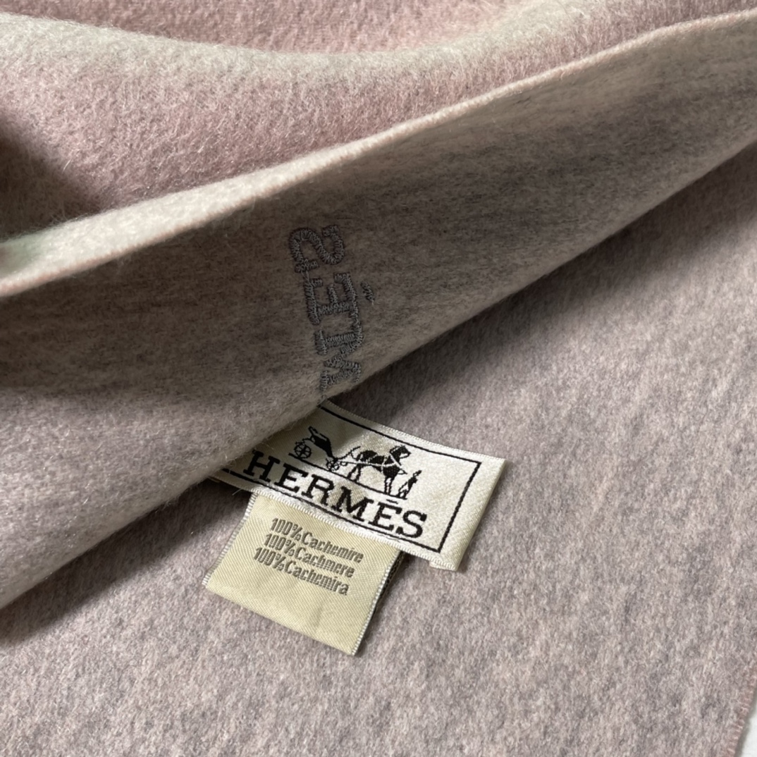 HERMES 爱马仕 秋冬新款羊绒围巾 粉灰色 两用AB面 情侣款 男女通用 30*180cm 5A级纯羊绒 原版全套包装 Birkinmm 铂金女王