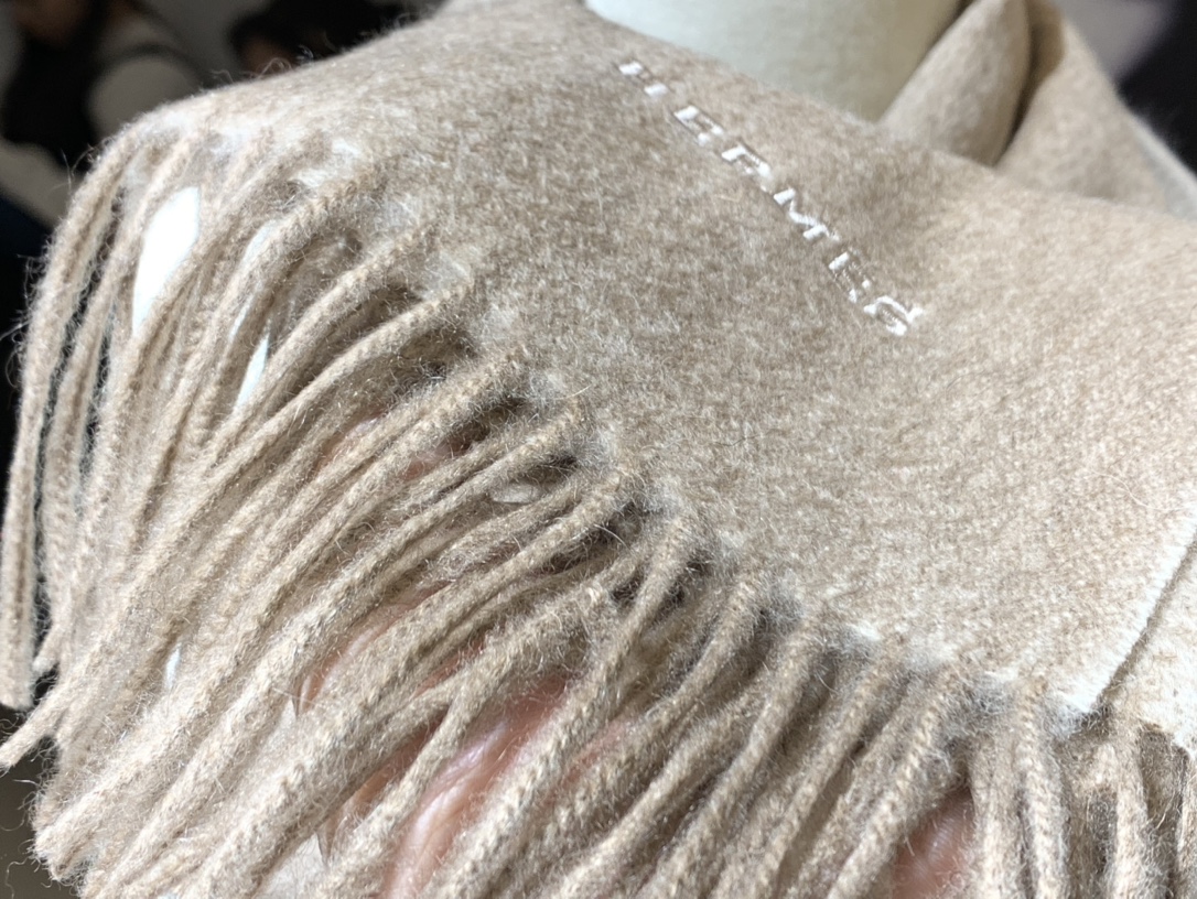HERMES 爱马仕 秋冬新款羊绒围巾 奶昔白 两用AB面 情侣款 男女通用 30*180cm 5A级纯羊绒 原版全套包装 Birkinmm 铂金女王