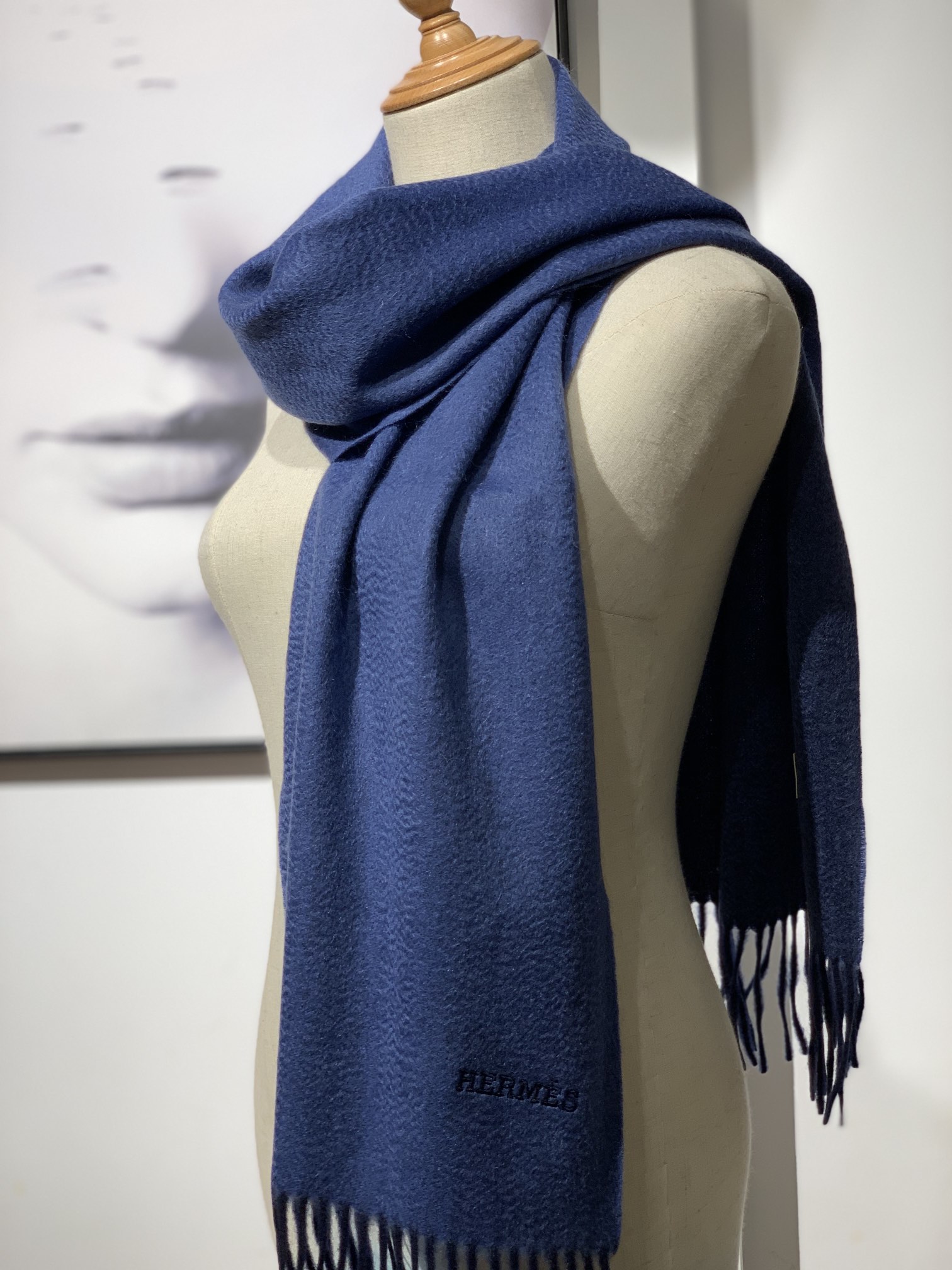 HERMES 爱马仕 秋冬新款羊绒围巾 宝蓝色 两用AB面 情侣款 男女通用 30*180cm 5A级纯羊绒 原版全套包装 Birkinmm 铂金女王
